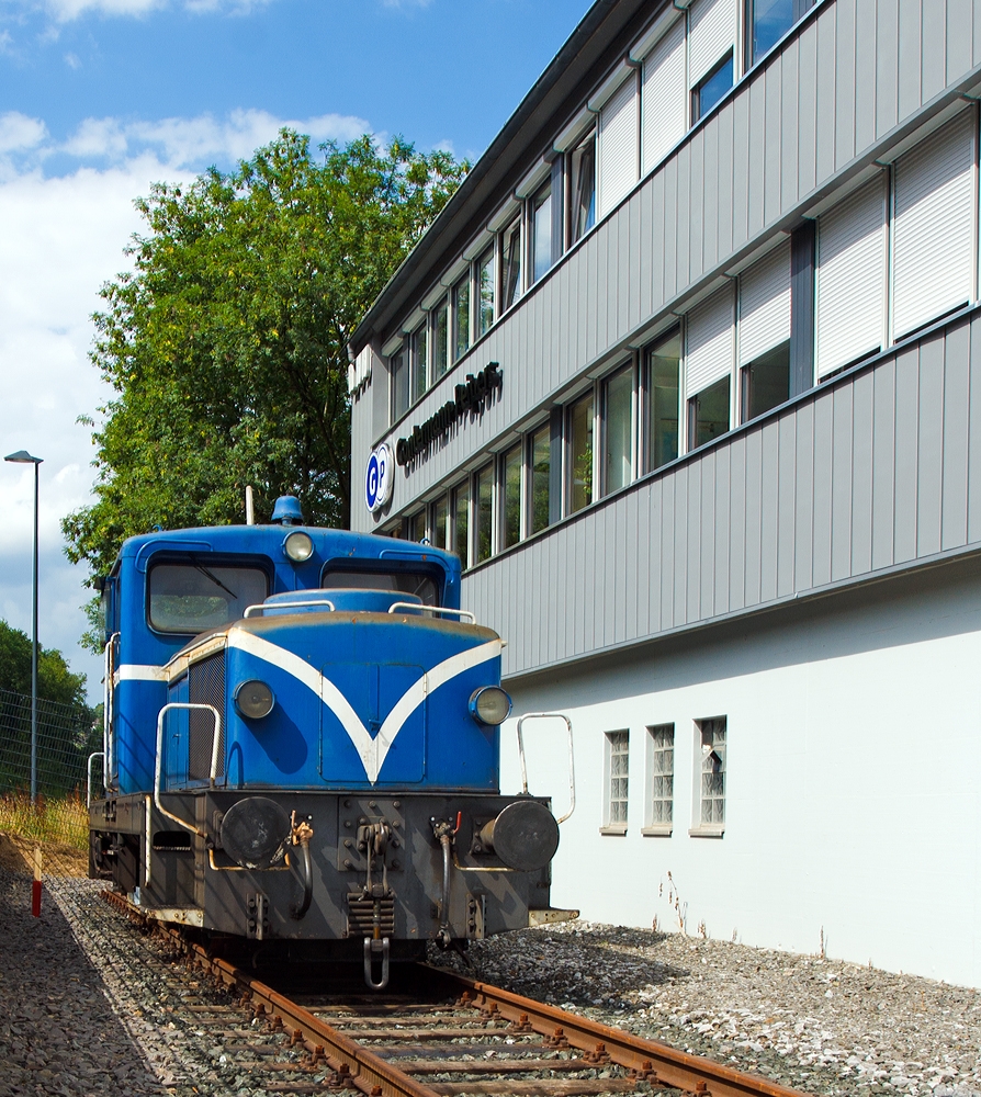Die Jung R 42 C Werkslok Nr. 12 der Firma Gontermann-Peipers, ex Lok 12 der Kleinbahn Weidenau-Deuz, sp�ter SK 12 Siegener Kreisbahn am 10.08.2012 abgestellt auf dem Werksgleis der Gie�erei Gontermann-Peipers GmbH, Siegen-Kaan-Marienborn. Aufgenommen von  �ffentlichem Gel�nde.

Die Lok vom Typ R 42 C wurde 1959 von der Firma Jung Jungenthal GmbH, Kirchen (Sieg)  unter der Fabriknummer 13117 gebaut und an AB Industridiesel in Stockholm (ein H�ndler) geliefert. Sie wurde aber, aus unbekannten Gr�nden, 1960 wieder an Jung zur�ckgegeben, die sie dann an die Kleinbahn Weidenau-Deuz lieferte. 
Die Kleinbahn Weidenau-Deuz erhielt ebenso wie die Siegener Kreisbahn vier Lokomotiven und die Freien Grunder Eisenbahn in Herdorf eine, so dass nach der Fusion als Siegener Kreisbahn 1970 dort neun Lokomotiven verkehrten. Durch die Fusion zum 01.01.1970 wurde sie dann zur SK 12. Von 2000 bis 2002 war die Lok dann an die BLE - Butzbach-Licher Eisenbahn AG, Butzbach  vernietet. Im Februar 2003 wurde sie dann an Gontermann-Peipers verkauft.

Die Jung R 42 C ist eine dieselhydraulische Lokomotive von der 32 Exemplaren von Arnold Jung Lokomotivfabrik in Jungenthal bei Kirchen/Sieg gebaut wurden. Sie war vor allem f�r den Rangiereinsatz im Werksdienst vorgesehen, ab 1955 wurde die R 42 C angeboten.
Sieben Loks von diesem Typ gingen in den Wehrdienst, sie wurden zwischen 1956 und 1959 von der Bundeswehr beschafft und  bei der Truppe unter der Versorgungsnummer 2210-12-120-7680 in den Bestand �bernommen.

Die Achsfolge ist C, als Antrieb dient ein aufgeladener MAN-Motor W8V 17,5/22A (wassergek�hlter 8 Zyl. Reihenmotor) mit einer Leistung von 440 PS bei 1100 U/min, dieser �bertr�gt seine Leistung auf ein hydraulisches Voith-Turbo-Getriebe L 37 U, dieses wiederum auf eine hinten liegende Blindwelle, die die drei Achsen �ber Kuppelstangen antreibt. Diese Leistungssteigerung von 40 PS,  gegen�ber der R 40 C, machte den Einbau eines gr��eren L�fters notwendig. Dieser ist am L�ftergitter auf dem Aufbau der dem Motor abgewandten Vorbau zu erkennen. Die Maschinen verf�gen bei vergr��ertem Raddurchmesser �ber einen verk�rzten Radstand gegen�ber der R 40 C.

Weitere Technische Daten: 
Achsfolge : C –dh
Spurweite: 1.435 mm (Normalspur)
Dienstgewicht: 45 t
zul�ssige Geschwindigkeit: 60 km/h (heute laut Aufkleber G+P 25 km/h)
Raddurchmesser: 1.100 mm
L�nge �ber Puffer: 9.285 mm
Die Bremse ist eine Knorr Druckluftbremse.
              

Im deutschen Fahrzeugeinstellungsregister ist f�r die Jung R 42 C die Nummer 3942 vorgesehen, diese hier hat aber keine NVR-Nummer da sie nur auf dem Werkgleis f�hrt.