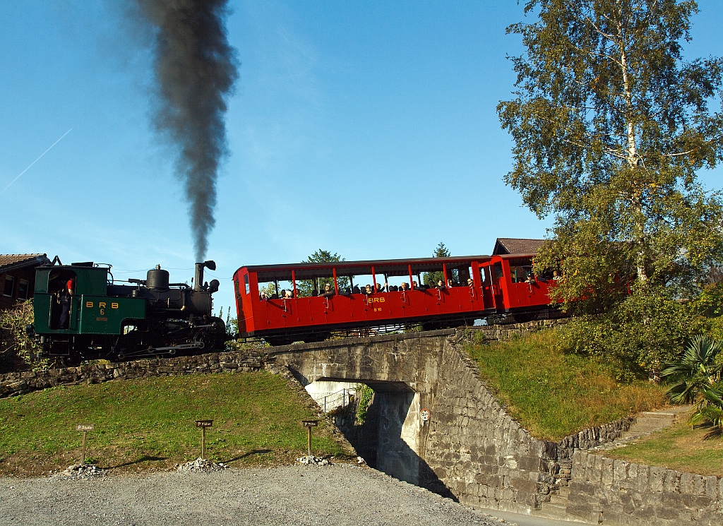 Die Kohle befeuerte BRB 6 f�hrt um 9:45 Uhr zum Brienzer Rothorn hinauf. Die H 2/3 Baujahr 1933 (2. Generation) sie wurde unter der Fabrik-Nr. 3567 bei der Schweizerische Lokomotiv- und Maschinenfabrik, Winterthur gebaut.