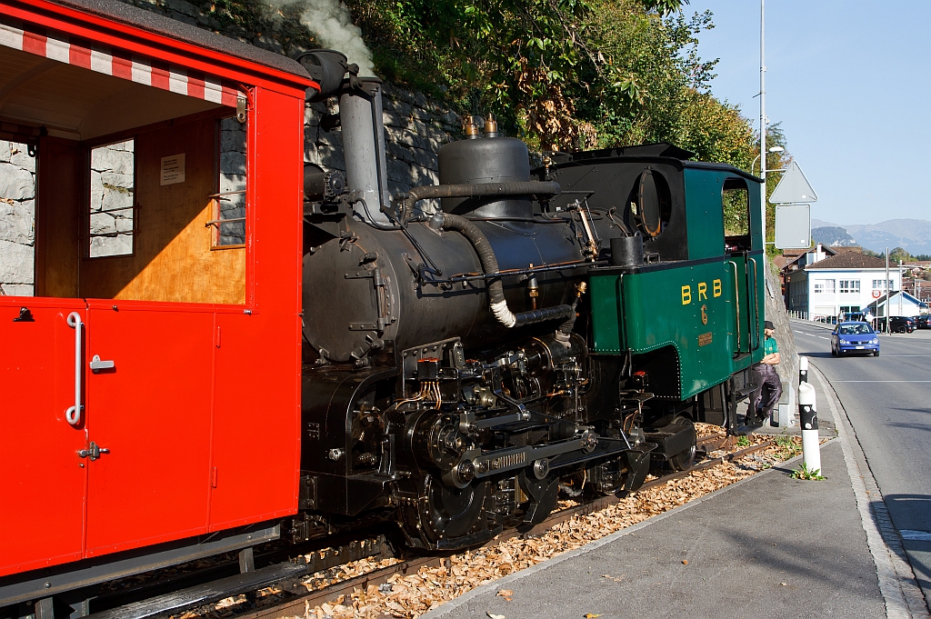 Die Kohle befeuerte BRB 6 steht am 30.09.2011 auf den letzten Metern Gleis am BRB Bahnhof Brienz. Die H 2/3 Baujahr 1933 (2. Generation) wurde unter der Fabrik-Nr. 3567 bei der Schweizerische Lokomotiv- und Maschinenfabrik (SLM), Winterthur gebaut.