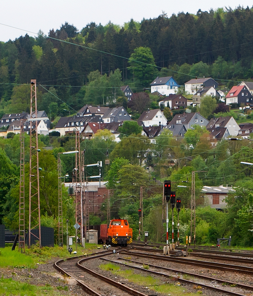 Die Lok 45 (MaK G 1204 BB) der  Kreisbahn Siegen-Wittgenstein (KSW) schiebt, am 18.05.2012 in Siegen/Kaan-Marienborn, leere Rungenwagen zum R�hrenwerk Fuchs.