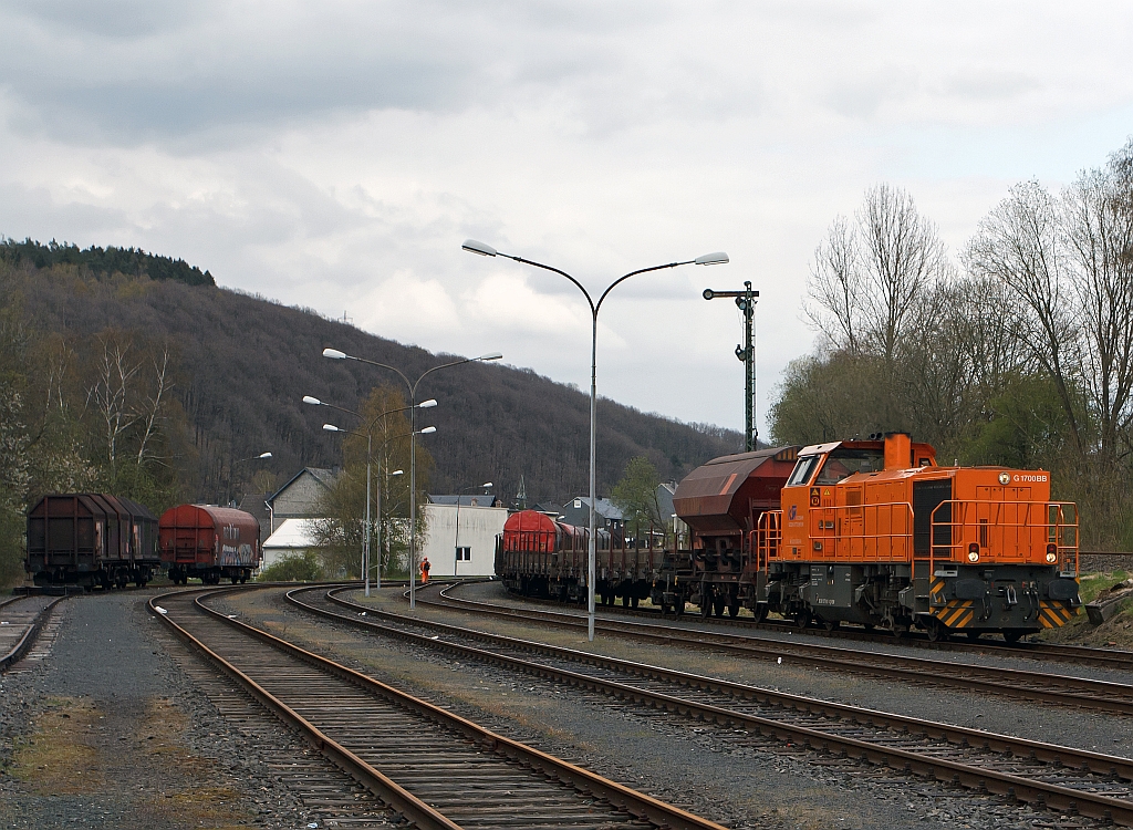 Die Lok 46 der KSW (Kreisbahn Siegen-Wittgenstein), eine Vossloh G 1700-2 BB (eingestellt als 92 80 1277 807-4 D-KSW),  hat am 16.04.2012 in Herdorf den G�terzug zusammengestellt. Nun wird bis zur Anschlu�stelle vorgezogen, wo sie dann auf die freie Einfahrt aufs DB-Gleis (die Hellertalbahn-KBS 462) warten muss, dann geht auf die �bergabefahrt nach Betzdorf. 