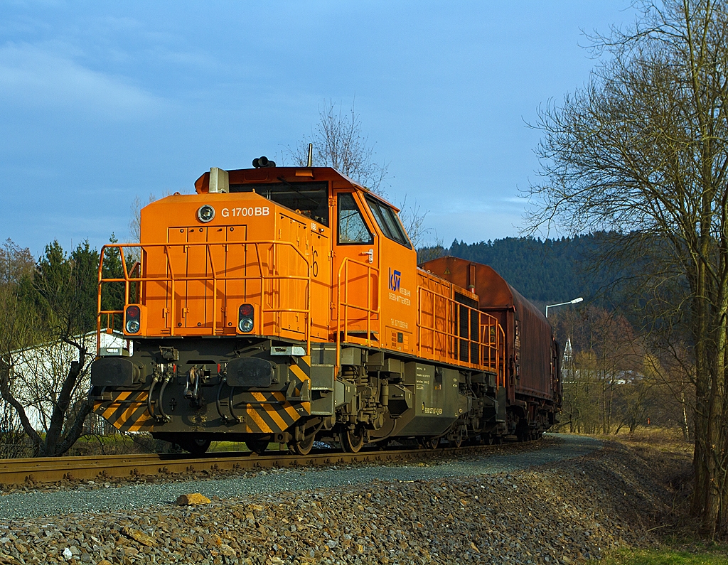 Die Lok 46 der KSW (Kreisbahn Siegen-Wittgenstein), eine Vossloh G 1700 -2 BB (eingestellt als 92 80 1277 807-4 D-KSW) am 07.03.2013 in Neunkirchen-Salchendorf. 

Die Lok wurde 2008 bei Vossloh unter der Fabriknummer 5001680 f�r die KSW gebaut.  

Die hier befahrene Strecke Herdorf / Neunkirchen-Salchendorf / Pfannenberg ist eine 12 km lange KSW eingene Strecke (Betriebseinrichtung: Freien Grunder Eisenbahn). Die Strecke unterliegt derzeit der Streckenkategorie C2 (Radsatzlast 20 t / Meterlast 6,4 t/m).