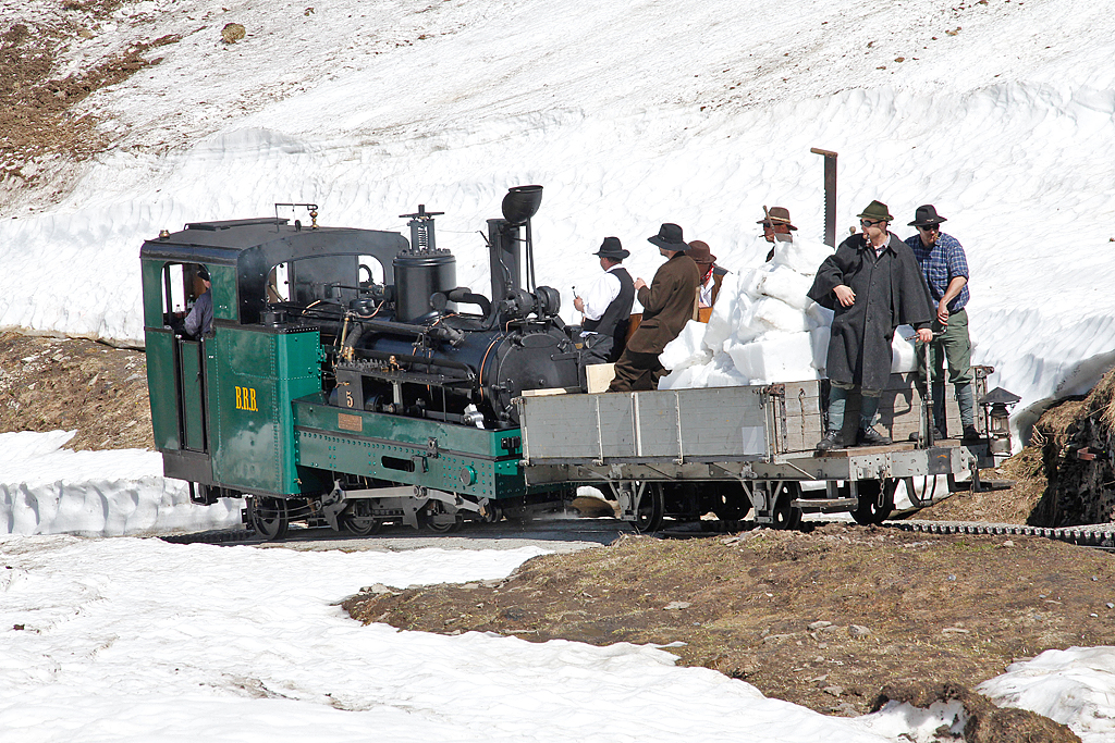 Die Mannen fahren mit Lok 5 und Wagen M1 wieder talw�rts. Im Gep�ck sind Schneebl�cke, die im Tal Verwendung finden werden... Gleich unterhalb Oberstafel, 24. Mai 2012