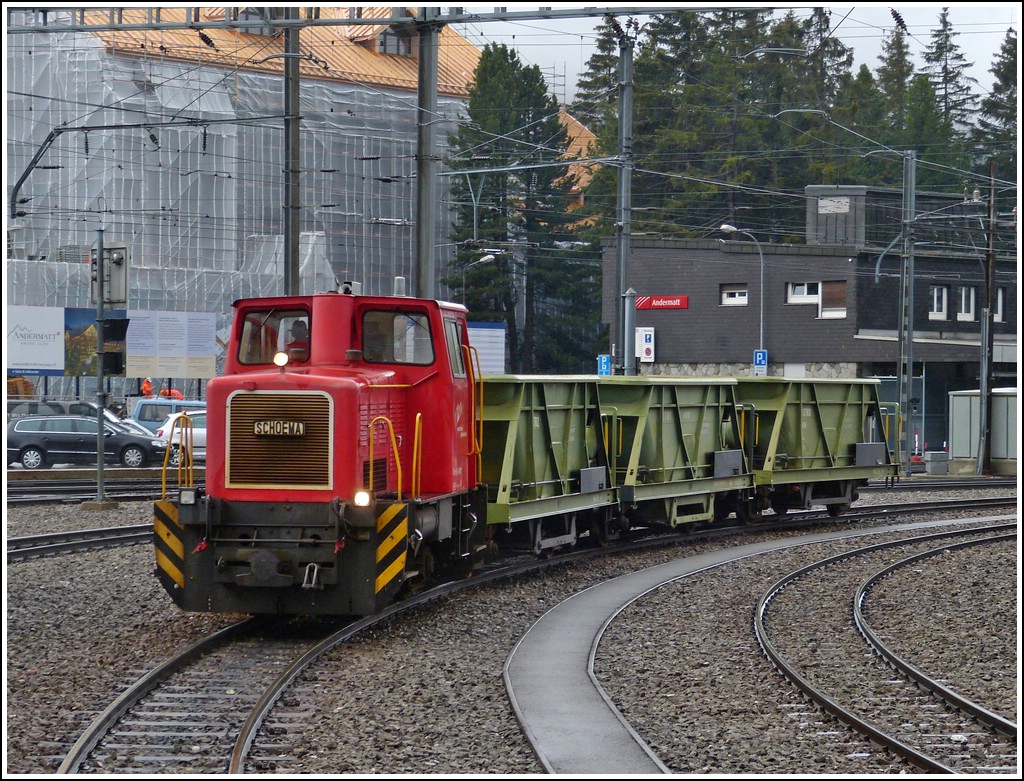 Die MGB Sch�ma Tm 2/2 4971 rangiert am 23.05.2012 mit einigen G�terwagen im Bahnhof von Andermatt. (Hans) 