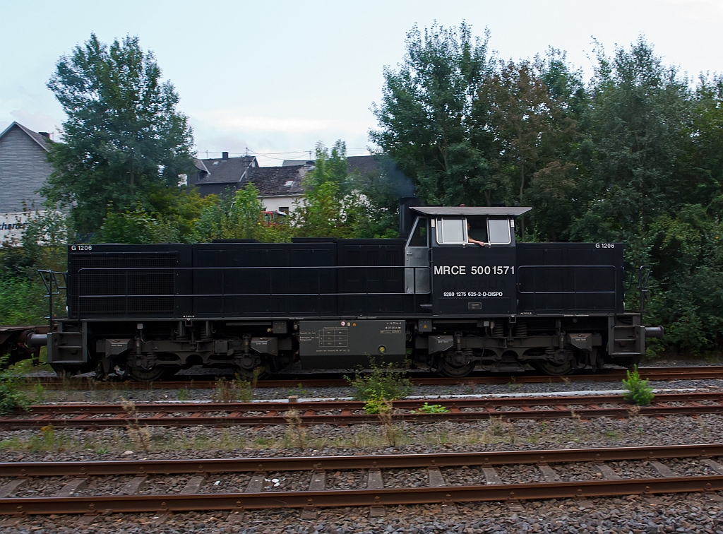 Die MRCE 500 1517, eine Vossloh G 1206, mit leeren Sammnps Flachwagen (6-achsig) Ganzzug, f�hrt, am 23.08.2011, von Herdorf weiter Richtung Betzdorf. Die Lok wurde 2006 von Vossloh unter Fabriknummer 5001571 f�r MRCE - Mitsui Rail Capital Europe B.V. gebaut. Sie hat die NVR-Nummer 92 80 1275 625-2 D-DISPO
