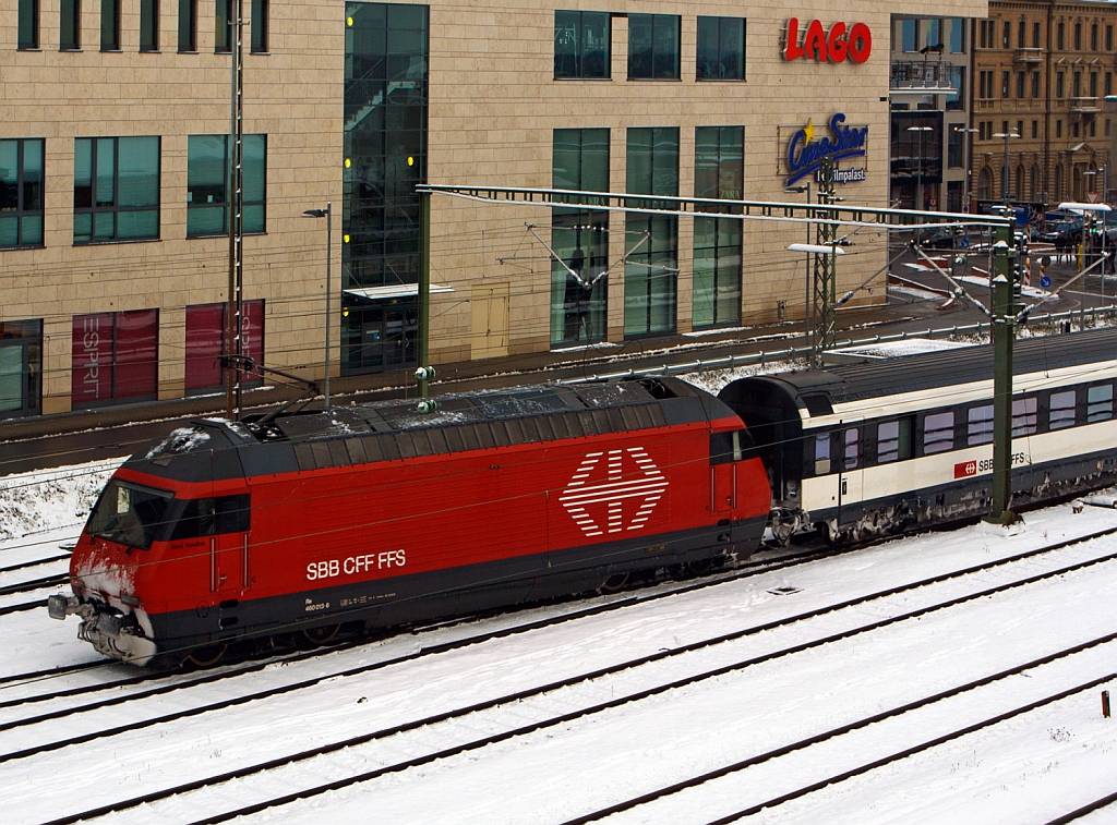 Die Re 460 013-6  Nord Vaudois  schiebt den IR 2115 (Biel/Bienne - Z�rich - Konstanz) am 08.12.2012 in seine Endstation den Bahnhof Konstanz.