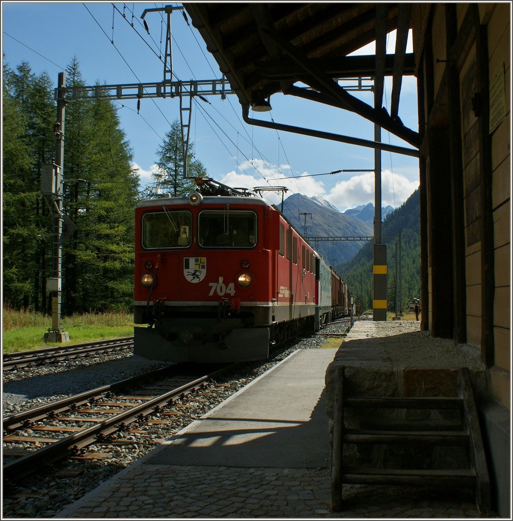 Die RhB Ge 6/6 II 704 erreicht mit einem G�terzug Preda.
(12.09.2011)