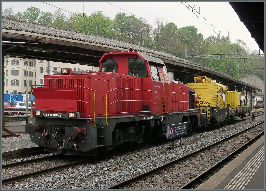 Die SBB Am 841 010-2 mit dem KIROW Kranwagen XTmass 99 85 92 19 010-7 in Vevey.
Leider �berforderten die Lichtverh�ltnisse meine kleine Kamera etwas. 
Vevey, den 30 April 2013
