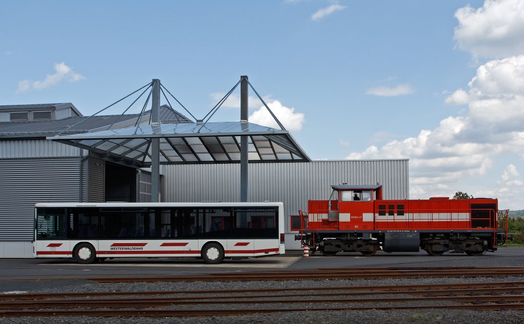 Die WEBA Lok 07 (211 274-6) am 17.08.2011 beim Betriebshof der Wersterwald Bahn. Die Lok wurde 1962 bei Krauss-Maffei unter Fabrik-Nr. 18870 als V 100.10 gebaut. 2003 erfolgte der Umbau durch Vossloh Locomotives GmbH, Moers in (MaK OnRail)  DH 1004/8. Sie hat nun einen MTU 12V396 TO14 Motor mit 1030 kW Leistung.

Links ein Bus der WEBA.
