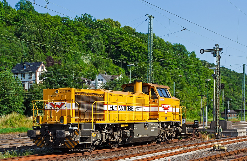 Die Wiebe-Lok Nr. 12 steht am 07.07.2013 beim Bahnhof Dillenburg. 
Die G 1700 BB-2 wurde 2007 bei Vossloh unter der Fabriknummer 5001679 gebaut und an BLP Wiebe Logistik GmbH, Achim geliefert. Sie hat die NVR-Nummer 92 80 1277 018-8 D-BLP sowie die EBA-Nummer EBA 02G24K 018