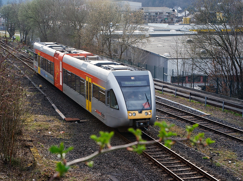 Doch leichte Anzeichen f�r den Fr�hling sind langsam da, und die Hellertalbahn f�hrt mit einem Stadler GTW 2/6 am 02.04.2012 von Herdorf in Richtung Neunkirchen.