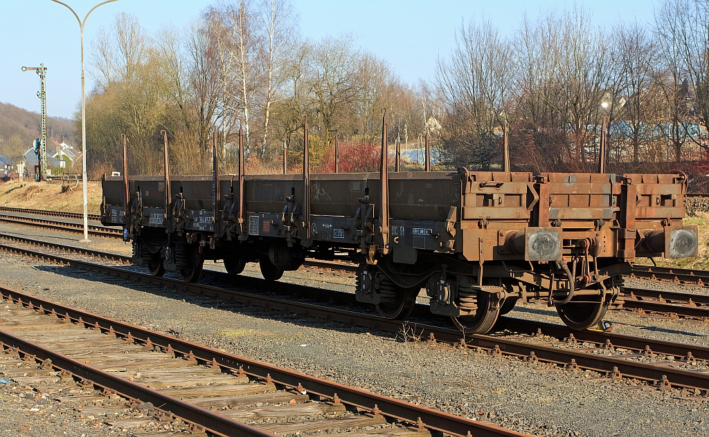 Drehgestell-Flachwagen mit Seitenborden - Remms 665 (394 8 557) der DB, abgestellt am 20.03.2012 in Herdorf. Zwischen 1976 und 1978 wurden f�r die DB 660 Remms 665 nach UIC-Standard gebaut. Die Wagen haben abklappbare Aluminium-Seitenborde, die durch 10 Fallrungen gesichert werden. Auf Feststellbremsen und die selbstt�tige Lastabbremsung wurde bei den Remms 665 verzichtet. Im Wagenboden befinden sich 12 absenkbare Verzurreinrichtungen. 