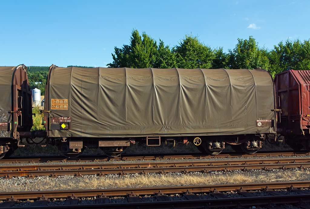 Drehgestellflachwagen mit vier Rads�tzen ( Schiebeplanenwagen) , verschiebbarem Planenverdeck und Lademulden f�r Coiltransporte, der Gattung Shimms 539 der SNCF (31 87 4775 621-7 F-SNCF), abgestellt am 04.08.2013 in Herdorf auf der Gleisanlage der Kreisbahn Siegen-Wittgenstein (KSW).
Der Wagen hat eine L�nge �ber Puffer von 11.500 mm.