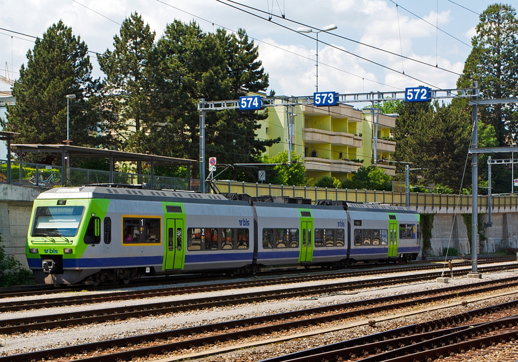 Dreiteiliger BLS NINA 12 (RABe 525 012) angestellt am 28.05.2012 im Bahnhof  Spiez. 

Der NINA (Niederflur-Nahverkehrs-Zug) ist 47,7 m lang, hat ein Gewicht von 79 t, eine Leistung von 1.000 kW bringt ihn auf eine H�chstgeschwindigkeit von 140 km/h.

Die NINA wurde von Vevey Technologies zusammen mit Bombardier-Talbot, Aachen entwickelt und im Werk Villeneuve (VD), zwischen 1998 bis 2005, gebaut. Das Niederflurkonzept und die Drehgestelltechnik stammen weitgehend vom Triebzug Talent 1. Die Drehgestelle weisen eine fast gleiche Konstruktion auf, die lediglich f�r die NINA angepasst wurde.
