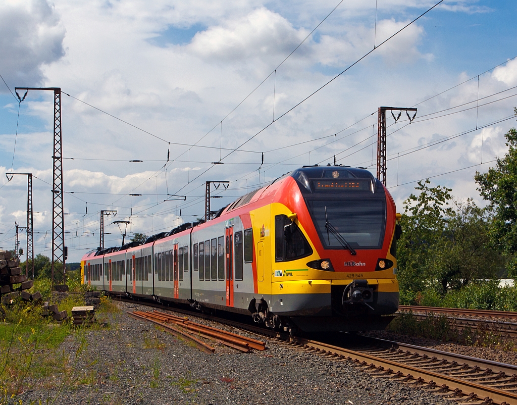 Ein 5-teiliger Flirt 429 045 / 545 der HLB (Hessischen Landesbahn) als RE 99 (Main-Sieg-Express) Siegen - Gie�en - Frankfurt, hier hurz vor dem Hp Rudersdorf (Kr. Siegen) KBS 445 f�hrt er am 06.07.2012 in Richtung Frankfurt.