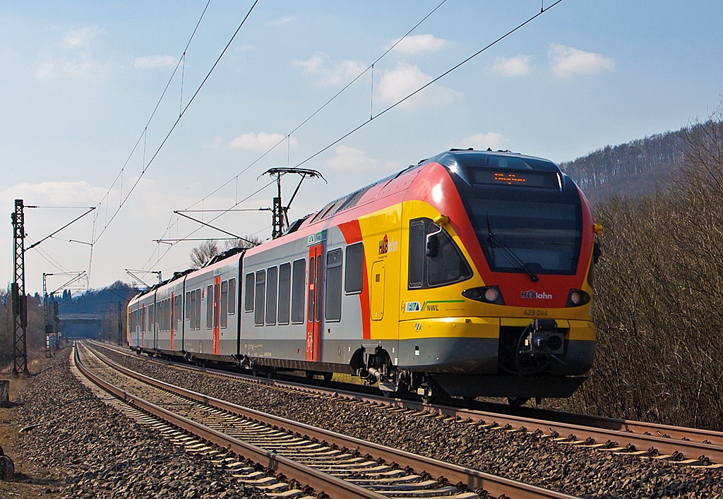 Ein 5-teiliger Flirt 429 544 / 044 der HLB (Hessischen Landesbahn) als RE 40 (Umlauf HLB24959) Siegen - Gie�en, f�hrt hier kurz hinter Dillenburg auf der Dillstrecke (KBS 445 bei km 127,6) weiter in Richtung Gie�en. (02.04.2013)