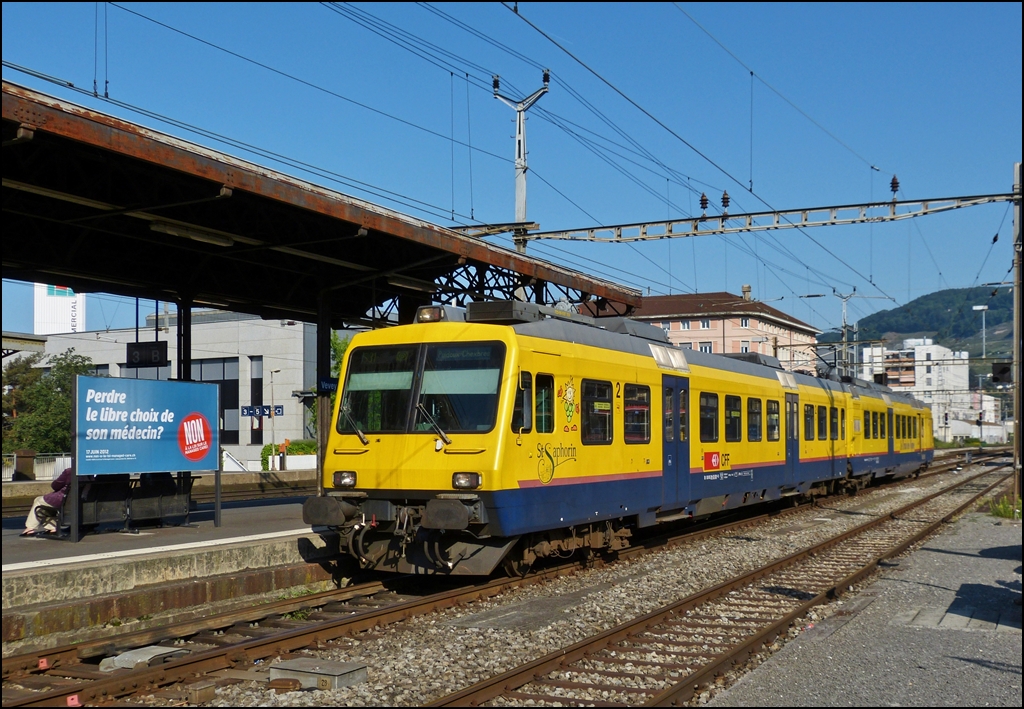 Ein banales Bahnsteigbild aus Vevey, k�nnte man sagen, w�re nicht der abgelichtete Zug der Train des Vignes auf einer seiner letzten Fahrten in dieser Farbgebung. 28.05.2012 (Hans)