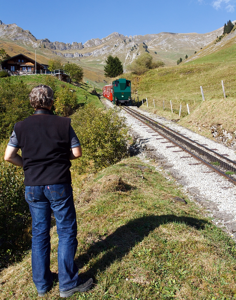 Ein Fotograf wartet auf den richtigen Moment......die Heiz�l befeuerte BRB 14 am 01.10.2011 vor die Linse zu bekommen und abzudr�cken, hier kurz vor der Mittelstation Planalb. 