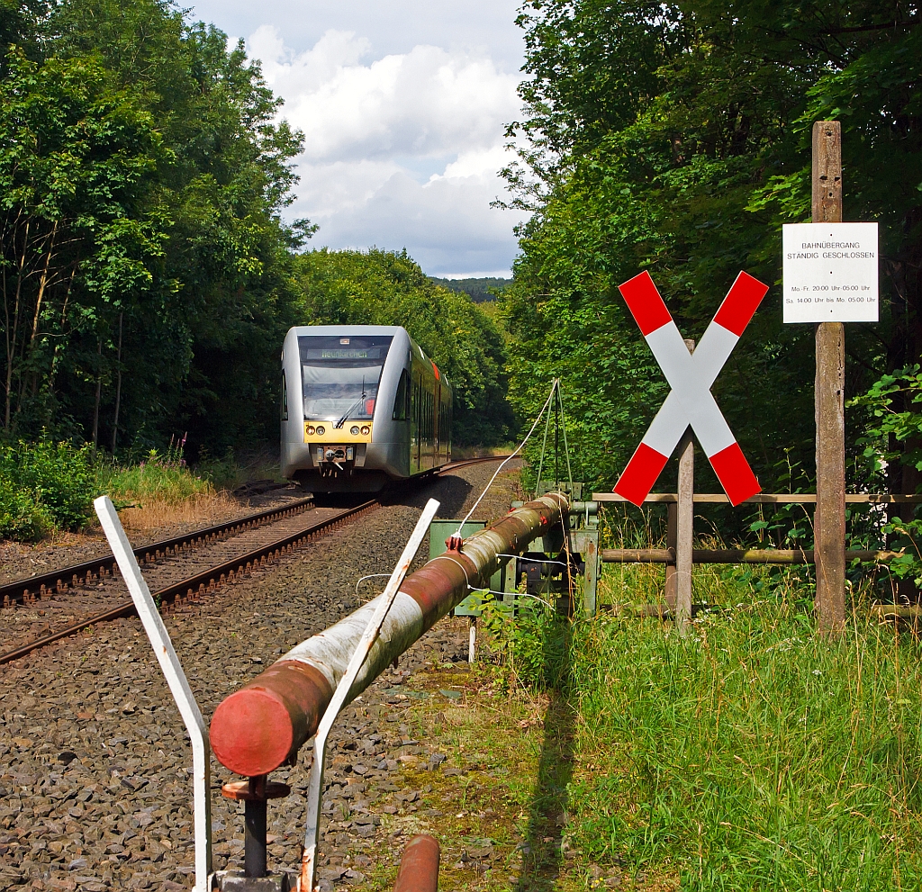 Ein GTW 2/6 der Hellertalbahn als (Neunkirchen-Herdorf-Betzdorf) f�hrt am 30.07.2012 von Herdorf Richtung Betzdorf, hier beim B� bei km 87,8 (Herdorf-Sassenroth). Bei diesem Bahn�bergang wird die Schranke nur auf Verlangen ge�ffnet. Wobei sie Mo. bis Fr. von 20:00 bis 5:00 und Sa. 14:00 bis Mo. 5:00 geschlossen bleibt.