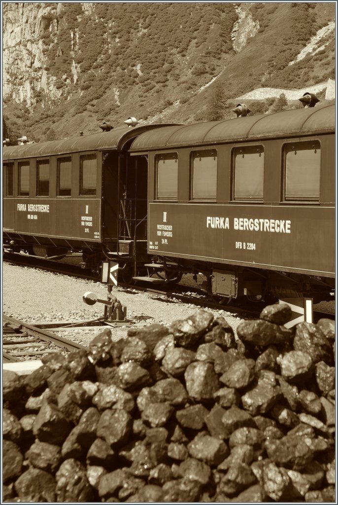 Ein herausragender Punkt im Schweizer Eisenbahnverkehr ist die Tatsache, das dass schon recht fr�h, und dies besonders in den Alpen auf elektrische Traktion gesetzt wurde und heute praktisch alle Strecken elektriviziert sind. 
Auch �ber die Fukra fuhr man 40 Jahre lang elektrisch. 
Vor diesem Hintergrund suggeriert das hier zu sehende Stimmungsbild aus Gletsch einen Blick in die Vergangenheit vor der Elektifikation der FO.
5.VIII. 13   