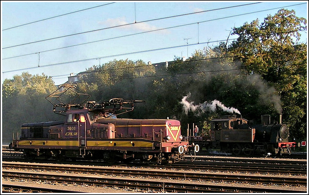 Ein noch nie ver�ffentlichtes, leicht verrauschtes Bild der BB 3608. Am 19.09.2004 fand in P�tange das Bahnfest  P�iteng am Damp  statt und abends wurde eifrig im Bahnhod rangiert. Die Dampflok N� 5 der Museumsbahn  Train 1900  sammelt ihre Wagen ein, w�hrend die BB 3608 allein durch den Bahnhof f�hrt. Diese Lok entging zum Gl�ck dem Schicksal der Verschrottung, sie wird als Museumslok der Nachwelt erhalten bleiben und ihre Restaurierung steht kurz vor der Vollendung. (Hans)