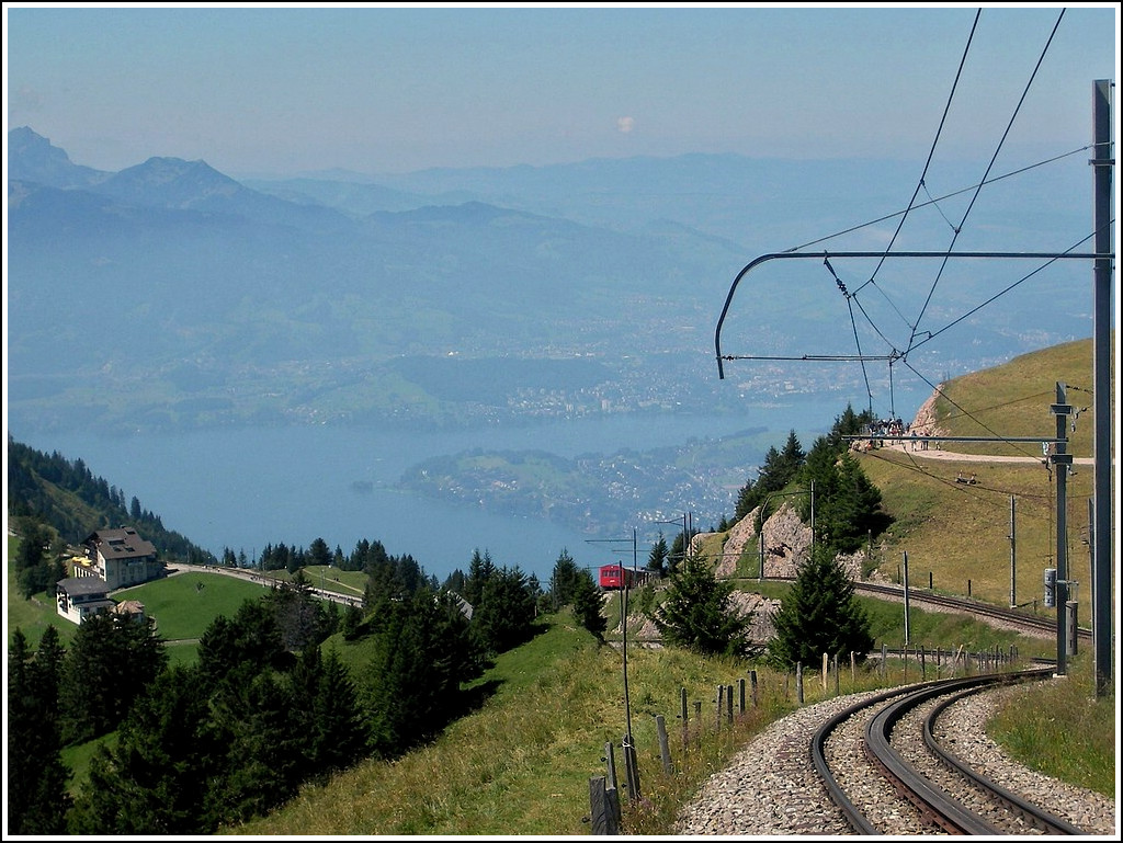 Ein RB Zug aus Vitznau erklimmt am 04.08.2007 die Steigung zur Endhaltestelle Rigi-Kulm vor der Kulisse des Vierwaldst�ttersees. (Jeanny)