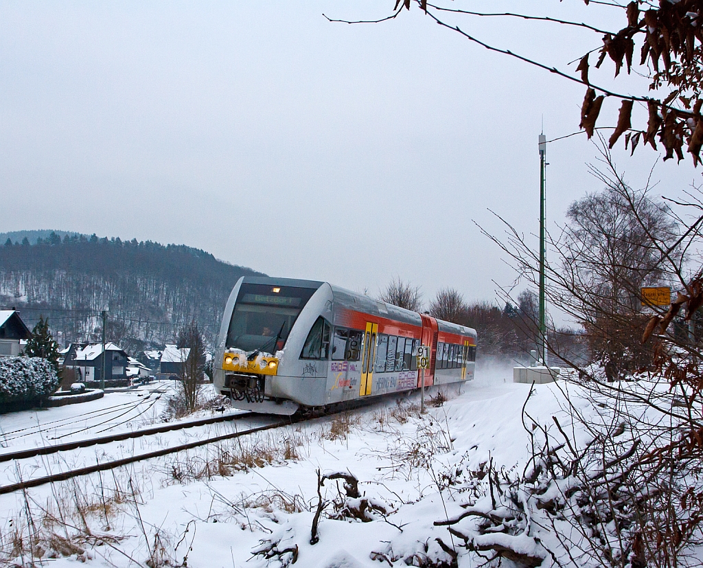 Ein Stadler GTW 2/6 der Hellertalbahn f�hrt  am 21.01.2013 als RB 96 - Hellertal-Bahn (Dillenburg-Haiger-Neunkirchen-Herdorf-Betzdorf), hier zwischen Neunkirchen-Struth�tten (km 91,0) und Herdorf.