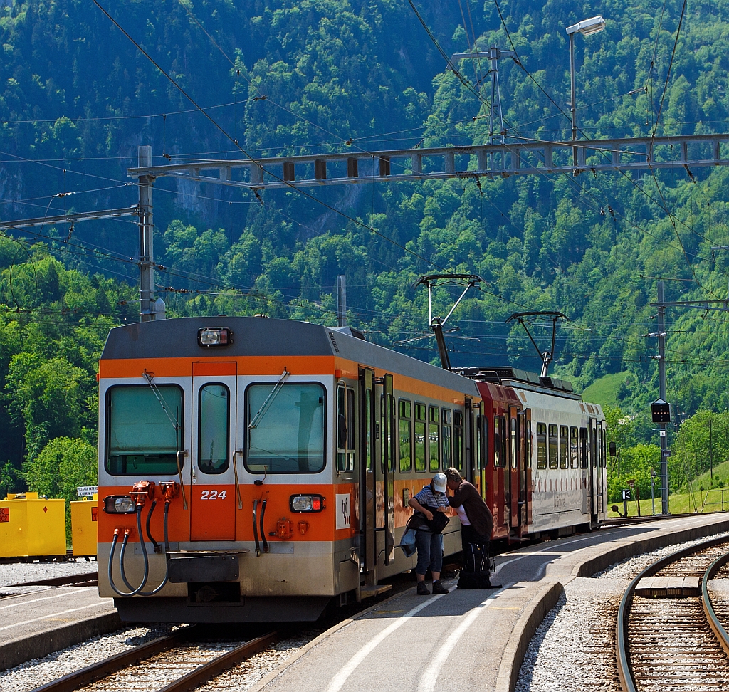 
Ein Triebzug und zwei alte Dampfloks - Bt 224 mit Be 4/4 122 der tpf (Transports publics fribourgeois) am 28.05.2012 in den Bahnhof Montbovon, hier ist Endstation der Tpf-Strecke Palézieux - Bulle - Montbovon. Zu den Dampfloks es ist die luxemburgische  Jeanny  und die deutsche  Margaretha , die erst einmal die Kamine anheizen müssen, zu den Baujahren will ich mich hier lieber nicht auslassen, sie sind aber noch gut in Schuss (und sehr lieb) :-)