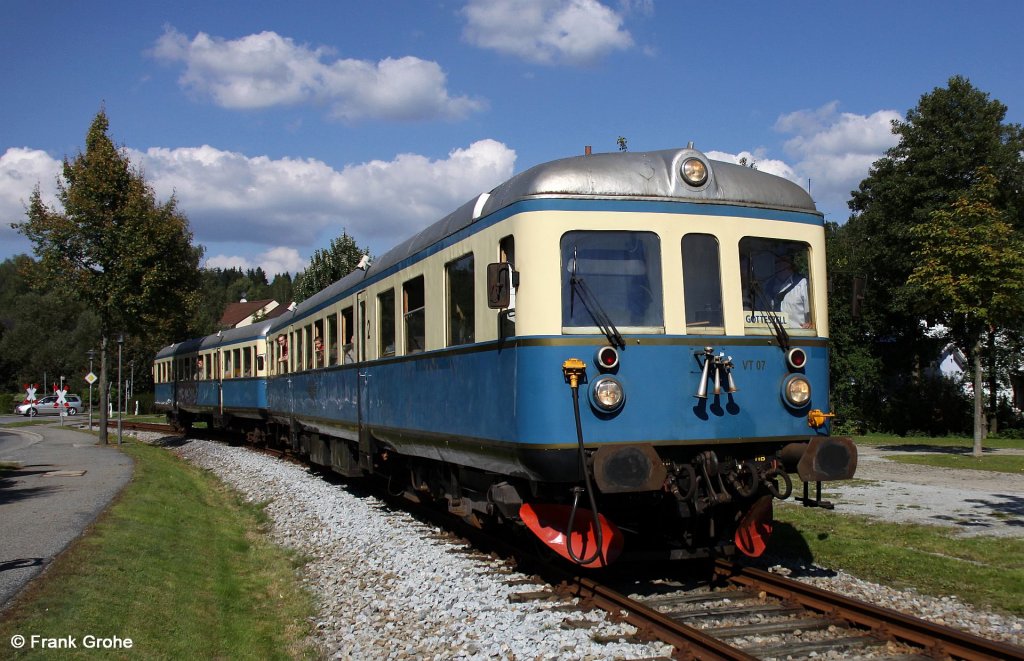 Ein weiterer schmucker Esslinger, der Regentalbahn VT 07, f�hrt hier ganz in meiner N�he auf der   Wanderbahn  , eine touristische saisonell betriebene Bahn von Gotteszell nach Viechtach im Bayerischen Wald, ehem. KBS 866 Lokalbahn Gotteszell - Viechtach - Blaibach, fotografiert bei der Ortsdurchfahrt Teisnach am 12.09.2010