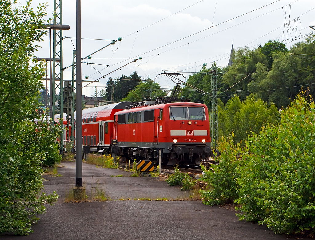 Ein Zug im Gr�nen - Die 111 077-4 zieht den RE 9 (Rhein-Sieg-Express) am 24.06.2012 von Betzdorf (Sieg) weiter in Richtung K�ln.