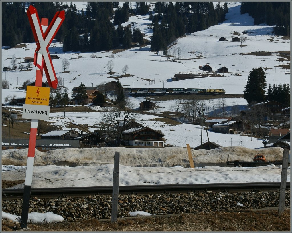 Eine alte Bildidee nochmals (und wohl zum letzten Mal) neu aufgelegt: An der Strecke Gstaad Saanen stehen, sieht man den Goldenpass Panoramic zwischen Gruben und Gstaad Richtung Montreux fahren.

Ach ja, noch was in eigener Sache: bei 5 Tagen Lavaux & Co k�nnte der Regionalpass ev gute Dienste leisten. 
