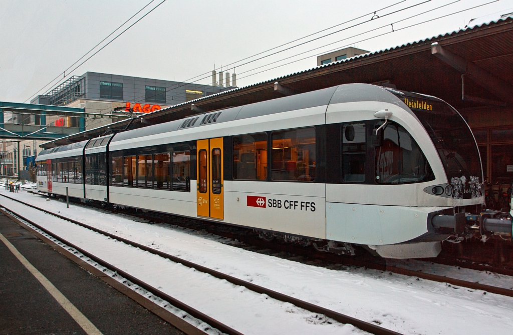 Elektrischer Stadler Gelenktriebwagen GTW 2/6 (RABe 526 740-6) der THURBO AG am 08.12.2012 im Bahnhof Konstanz.
Techn. Daten:
Achsanordnung  2‘ Bo 2‘ > Fahrzeugbreite 3.000 mm > Eigengewicht 63 t > L�nge �ber Kupplung (automatische Kupplung) 39.400 mm > Max Leistung am Rad 1‘100 kW > H�chstgeschwindigkeit 140 km/h
