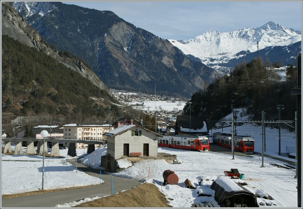 Es gibt wohl kaum ein Ort ein Bahnhof der seine Bedeutung so treffend im Namen wiederspiegelt wie  SEMBRANCHER . Hier verzweigt sich das Tal. Und auch die Bahn, obwohl dies erst seit dem 8. Mai 1953.
Damals f�r die Staumauer eines Kraftwerks gebaut, wird der Ast nach Le Chable heute sehr stark von den Wintersportlern nach Verbier genutzt, wogegen der Ast nach Orsier (und weiter mit Bus nach Aosta)nur noch lokale Bedeutung hat.
27. Jan. 2013