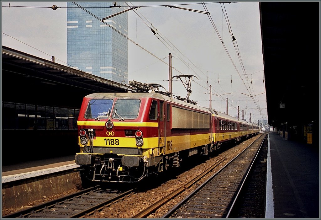 Es war einmal...
...zwar kein M�rchen aber vielleicht bald wieder Wirklichkeit: die von den Kunden so sehr geliebten wie genutzten Benelux IC werden wohl bald wieder fahren. Hier ein Bild der SNCB 1188 mit eine NS Wagensatz in Bruxelles Midi vom Sommer 2004. 
(Analoges Bild ab CD)