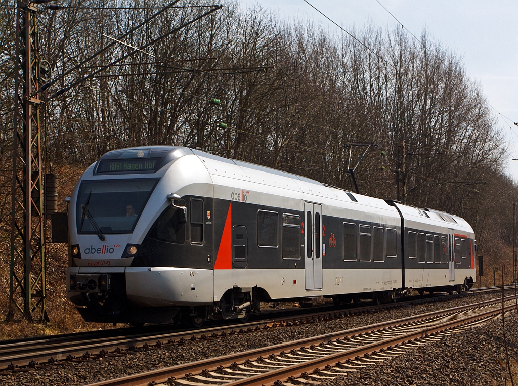 ET 22007 (2-teiliger Stadler Flirt) der Abellio Rail NRW am 27.03.2013 kurz vor dem Bahnhof Kreuztal. 
Er f�hrt die KBS 440 Siegen-Hagen als RB 91 (Ruhr-Sieg-Bahn).  

Die 2-teilige Flirtvariante gibt es z.Z. nur bei der Abellio Rail NRW, sie haben nur eine H�chtgeschwindigkeit vom 140 km/h