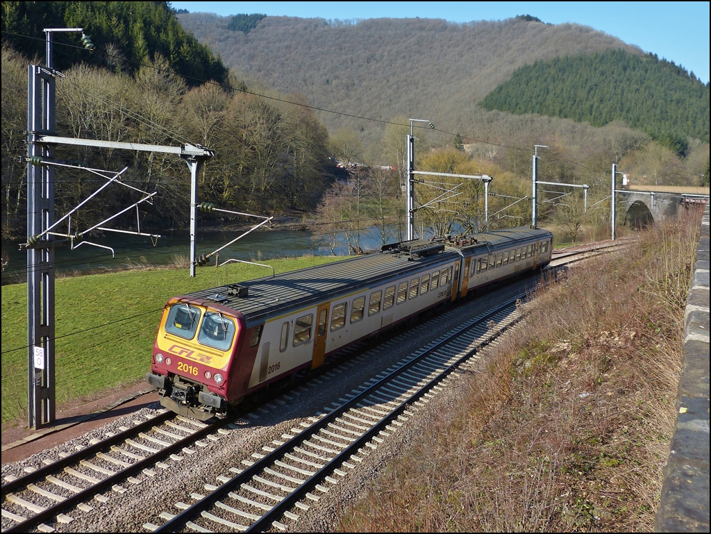 Fast fr�hlingshaft zeigte sich die Landschaft in Goebelsm�hle am 18.02.2013, als der Triebzug Z 2016 langsam �ber das Ausweichgleis fuhr, um einen Gegenzug abzuwarten. (Jeanny)