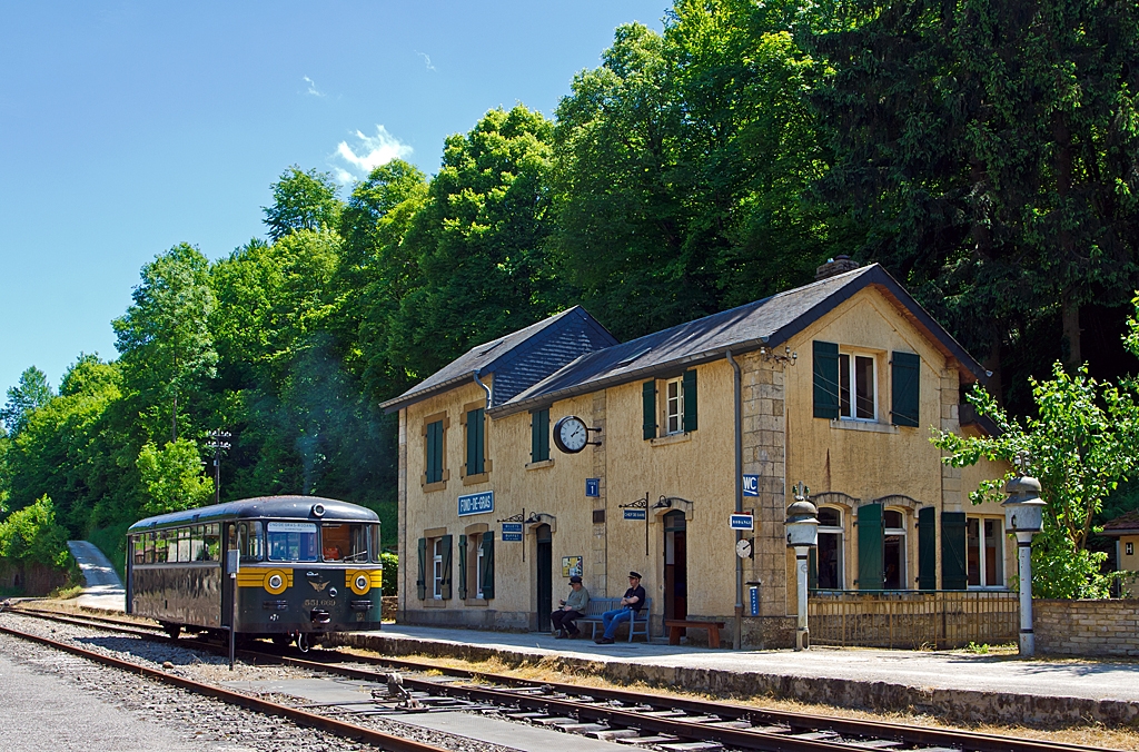 Faszination Museumsbahn - “Train 1900” in Fond de Gras 

Der wundersch�ne Museums-Bahnhof Fond de Gras am 16.06.2013, vor ihm steht der Uerdinger Schienenbus 551.669 (ex  Chemin de fer des trois Vall�es, Mariembourg, Belgien), ex DB 795 669-1, ex VT95 9669 zur n�chten Abfahrt nach P�tange (P�iteng).

Fond-de-Gras ist eine fr�here Umladestation f�r Eisenerz mit zugeh�rigen Betriebsanlagen an der Bahnstrecke P�tange –Bois Ch�tier. 