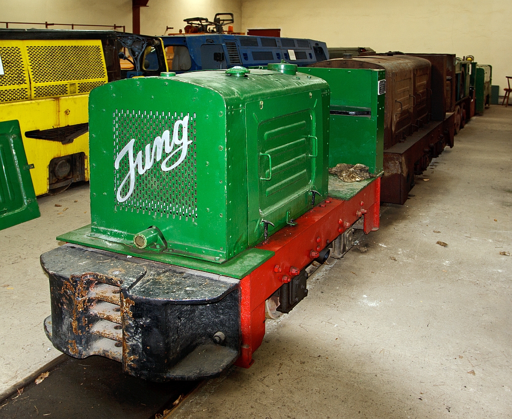 Feldbahn Diesellok Jung EL 110 (Baujahr 1936 unter Fabrik-Nr. 6610) im Feld- und Grubenbahnmuseum Fortuna (FGF Lok 53) am 16.04.2011 in Solms-Oberbiel. Diese Feldbahnloktype war fr�her weit verbreitet. Von ihrer kleineren Schwester, der Type EL 105 unterscheidet sie sich haupts�chlich durch das mit Ganghebel zu schaltende Viergang-Getriebe. Die Lok wiegt 4 t, hat eine Leitung von 11-12 PS und eine H�chstgeschwindigkeit von 13,8 km/h.