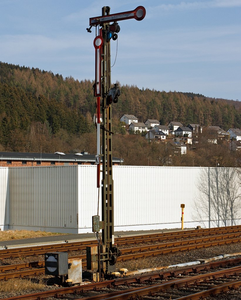Form-Hauptsignal hier auf Hp 0 „Halt!“ und davor Schutzsignale in niedriger Ausf�hrung (Speersignal) hier auf Sh 0 „Halt! Fahrverbot!“ , am 17.03.2012 in Herdorf.