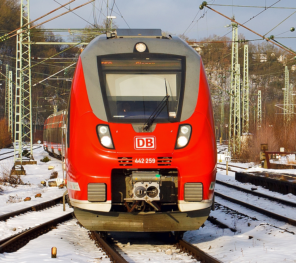 Frontal (ein Bildausschnitt) - Ein Bombardier Talent 2 - 442 259 (vierteilig) und gekuppelt mit 442 301 (f�nfteilig) als rsx – Rhein-Sieg-Express (RE 9) am 28.01.2013 bei der Einfahrt in den Bahnhof Betzdorf/Sieg.
