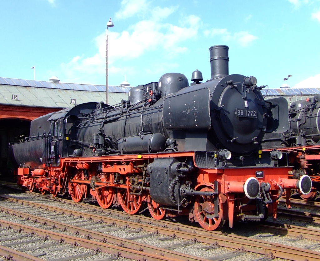 F�r Stefan der wie ich in die P8 verliebt ist: Die 38 1774, ex. 038 772-0 (ex P8 2459 K�nigsberg) im S�dwestf�lische Eisenbahnmuseum, Siegen am 04.09.2010. Die Lok wurde am� 05.12.1974 als letzte P8 der DB abgestellt. Dis in die 90er Jahre fuhr sie noch f�r die Eisenbahnfreunde Betzdorf, nach einem Unfall ist sie ein nicht betriebsf�higes Ausstellungsst�ck, langfristig Aufarbeitung geplant.