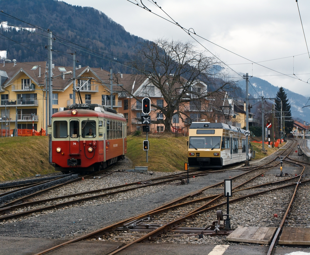 Gep�cktriebwagen BDeh 2/4 Nr. 74 mit Steuerwagen Bt 221 der MVR (Transports Montreux–Vevey–Riviera) ex CEV (Chemins de fer �lectriques Veveysans) f�hrt 26.02.2012 im Bahnhof Blonay ein. Er kommt gerade vom Les Pl�iades (1.360 m �. M.).  Rechts der abgestellte Be 2/6 - 7003 (Stadler Elektrischer Niederflur-Doppelgelenk-Leichttriebwagen Typ GTW 2/6).