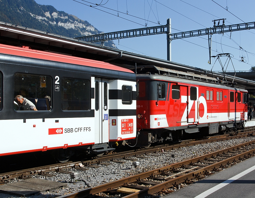 Gep�cktriebwagen De 110 022-1 der ZB (ehem. LSE Luzern-Stans-Engelberg-Bahn) mit Regionalzug am 02.10.2011 im Bahnhof Interlaken Ost.