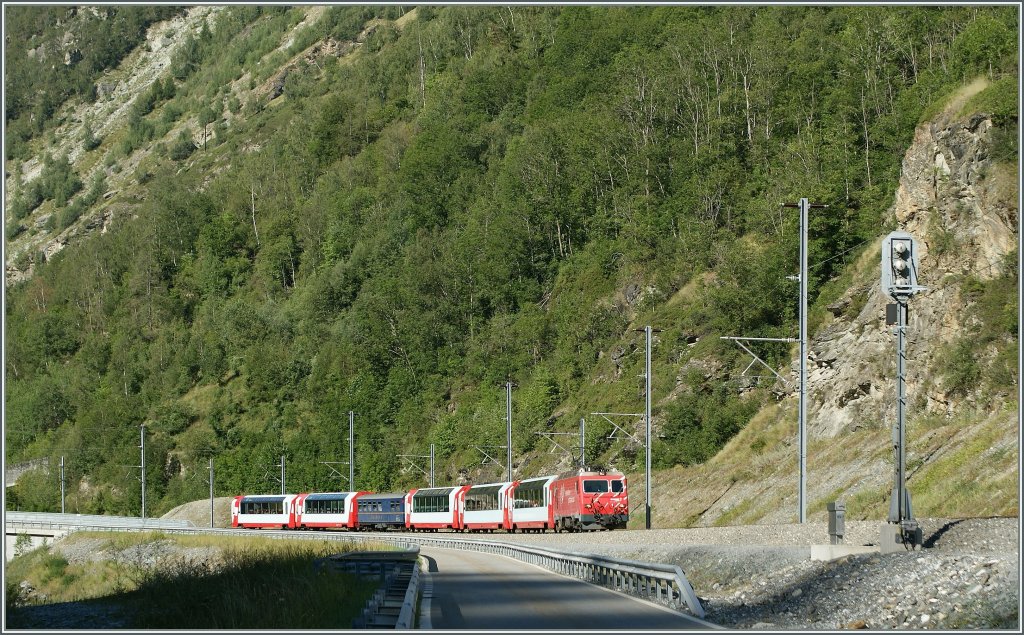 Glacier Express Zeramtt - Davos kurz vor Kalpetran.
11. August 2012