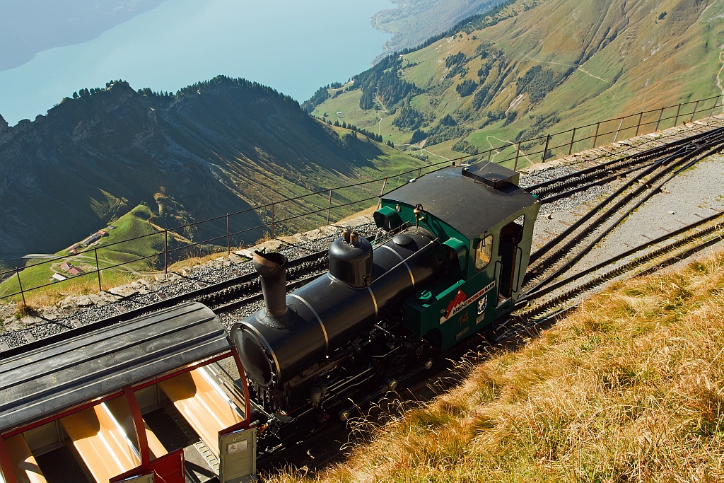 Gut zu erkennen sind die 1.678 Meter H�hendifferenz, die die Heiz�l befeuerten BRB Lok 14 bew�ltigt hat, und nun auf dem  Bergbahnhof Rothorn Kulm  (2.244 m �. M.) der Bergstation am 01.10.2011 steht.