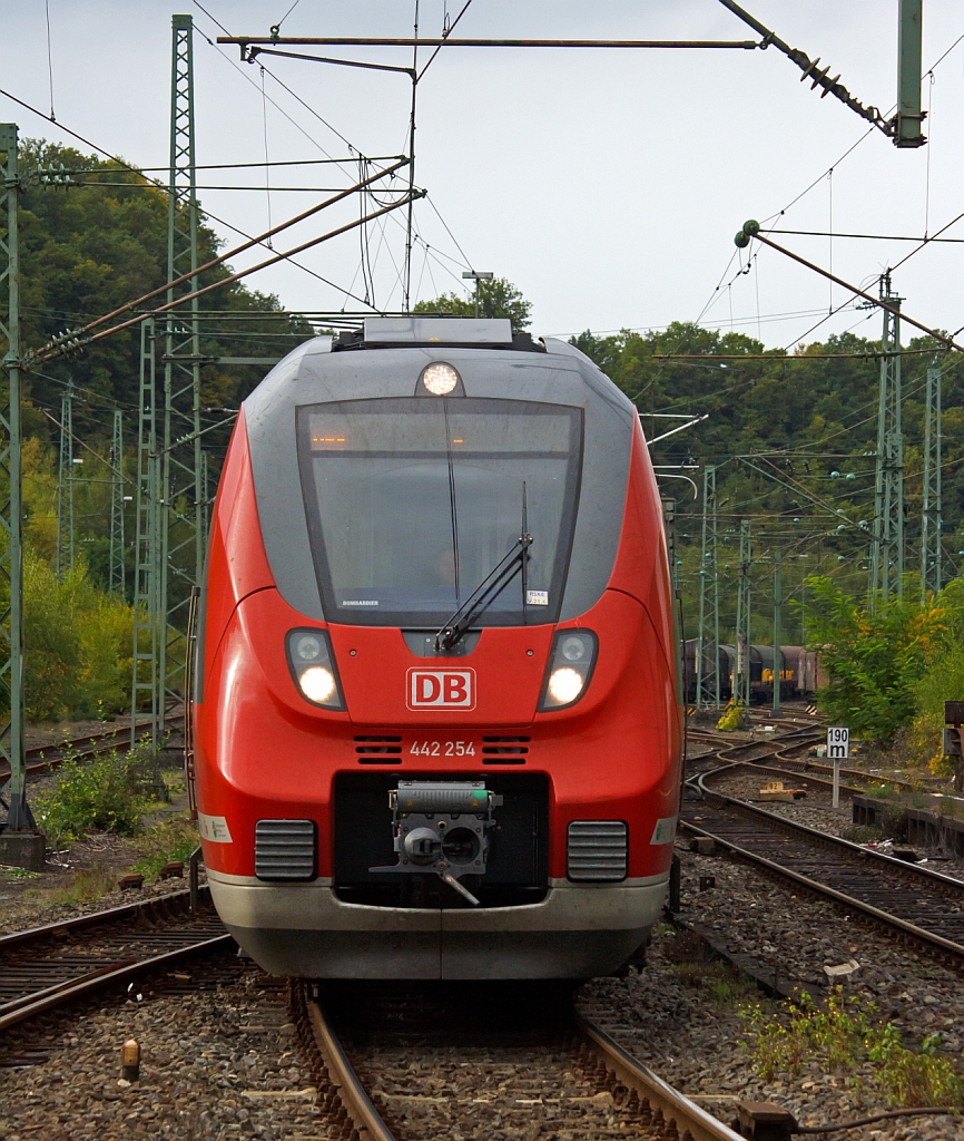 Hamsterbacken bei der Einfahrt in den Bahnhof Betzdorf/Sieg am 02.10.2012 -  442 254 und 442 256 (Zwei gekuppelte 4-teilige Talent 2) als RE 9 (rsx - Rhein-Sieg-Express) Aachen - K�ln - Siegen. (Ich stehe hier auf der Bahnsteigspitze)