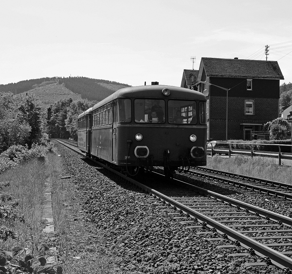 Hier die gew�nschte S/W-Variante:
Schienenbus (VT 98) 798 818-1 (der Pfalzbahn) mit Beiwagen (VB98) 998 880-9 kommt am 08.05.2011 von Herdorf, hier kurz vorm Bahnhof Betzdorf/Sieg. Die Oberhessischen Eisenbahnfreunde fuhren Sonderverkehr f�r die Hellertalbahn zwischen Herdorf und Betzdorf/Sieg. 


