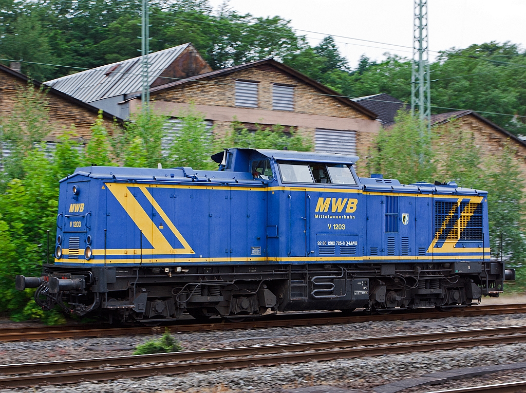 Hier ist mir unbewusst ein Mitzieher gelungen:
Die V 1203 (ex DB AG 202 725-8, ex DR 110 725-8) der Mittelweserbahn (MWB) rangiert am 17.06.2011 in Betzdorf/Sieg. Die DR V100 wurde 1974 bei VEB-LEW, Hennigsdorf unter Fabrik-Nr. 14426 gebaut.