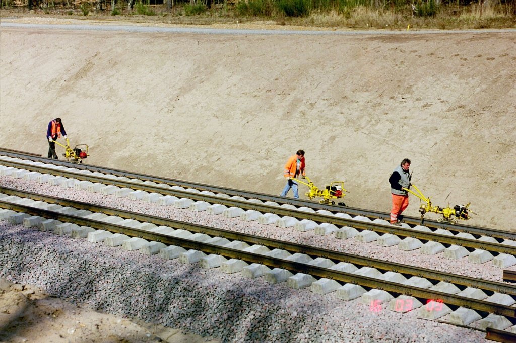 ICE Neubaustrecke K�ln Frankfurt w�hrend der Bauphase. Gleisbauarbeiten am Streckengleis vom Flughafenbahnhof K�ln/Bonn in Richtung K�ln Hbf kurz hinter dem Tunnel, der am Mauspfad endet. Die Aufnahme stammt vom 21.03.2003.