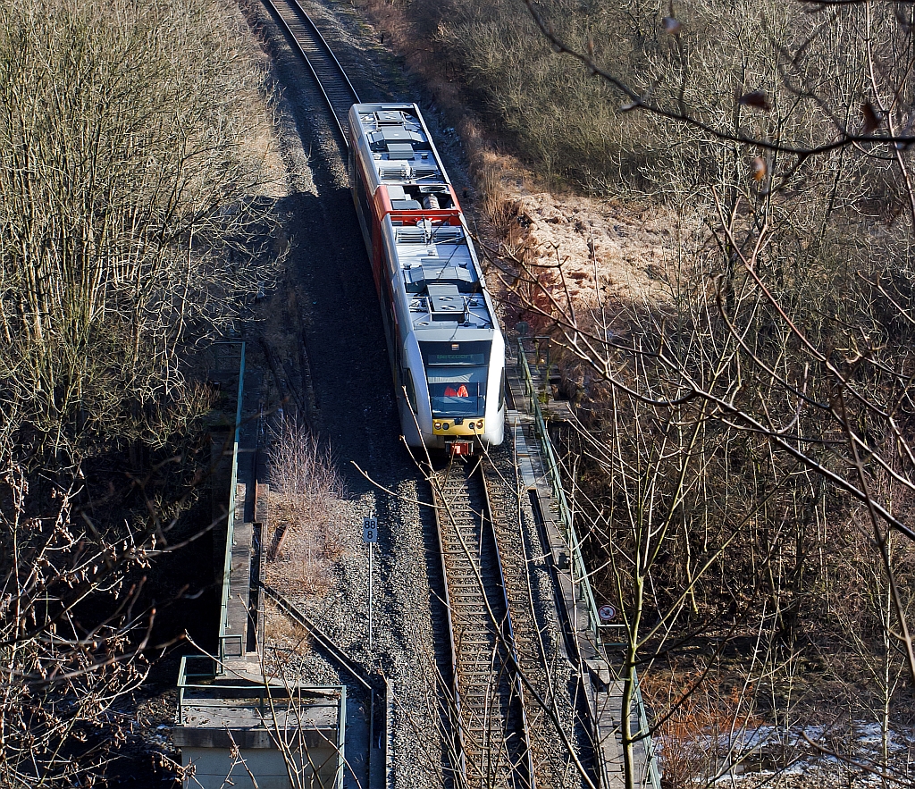 Ich befinde mich am 05.02.2012 �ber dem Herdorfer Tunnel, unten auf der KBS 462 f�hrt die Hellertalbahn mit einem Ihrer Stadler GTW 2/6 in Richtung Betzdorf, gleich geht es �ber die Heller und die Landstra�e.